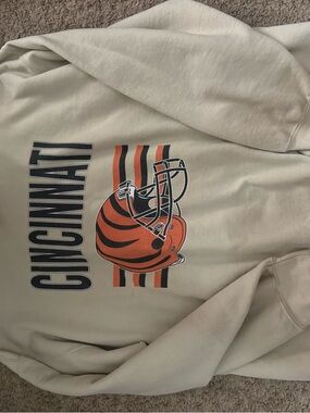 Gildan Cream Sweatshirt with Orange Helmet. ATTENTION- makeup by top. just wash